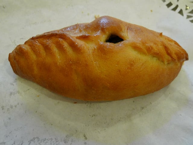 Pirožok s kuřecím masem a houbami